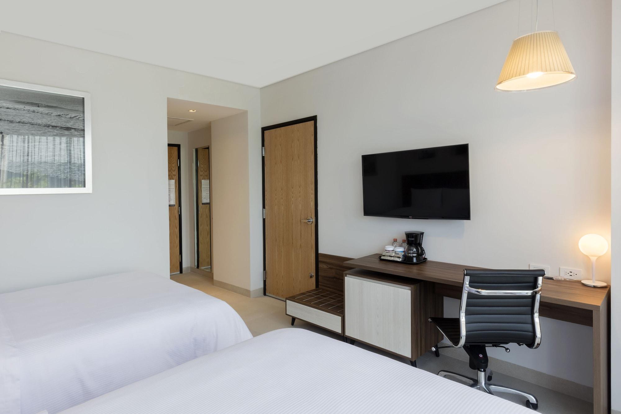 Hampton By Hilton Cumbres 3*