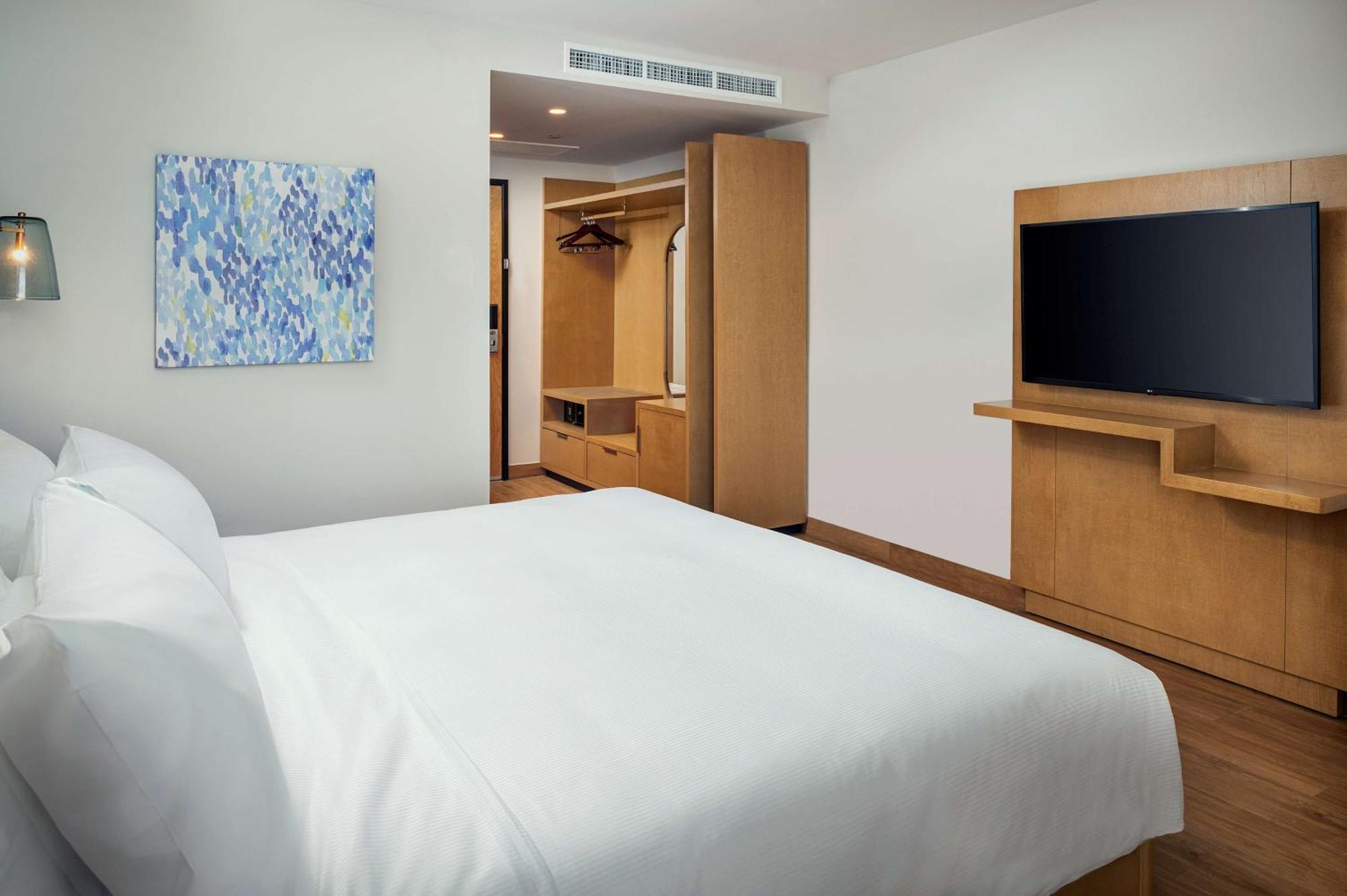 Hilton Garden Airport 4*