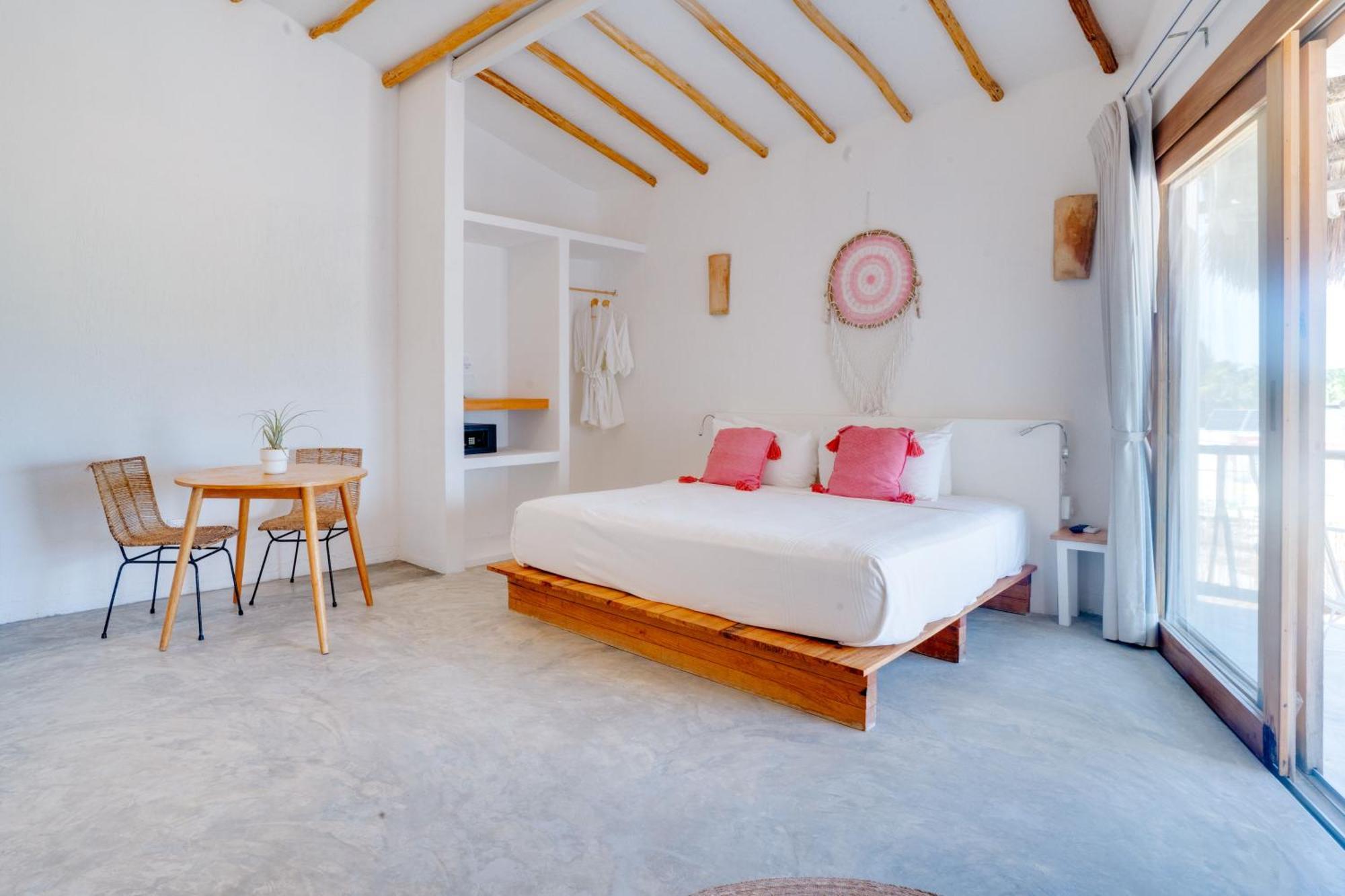 Punta Blanca House Hotel *