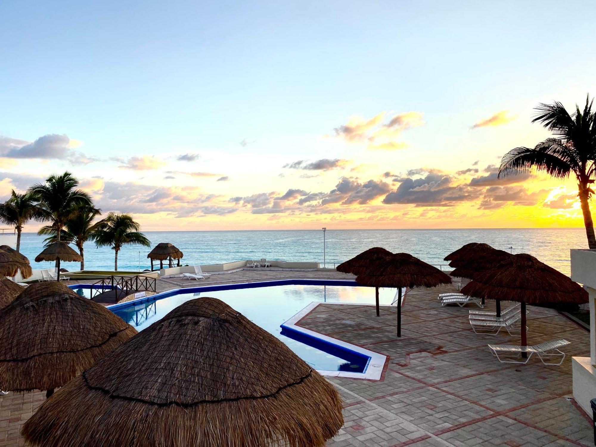 Beach Apartment With Balcony And View, Brisas Cancun Hotel Zone, 1 Bedroom Apartamento *