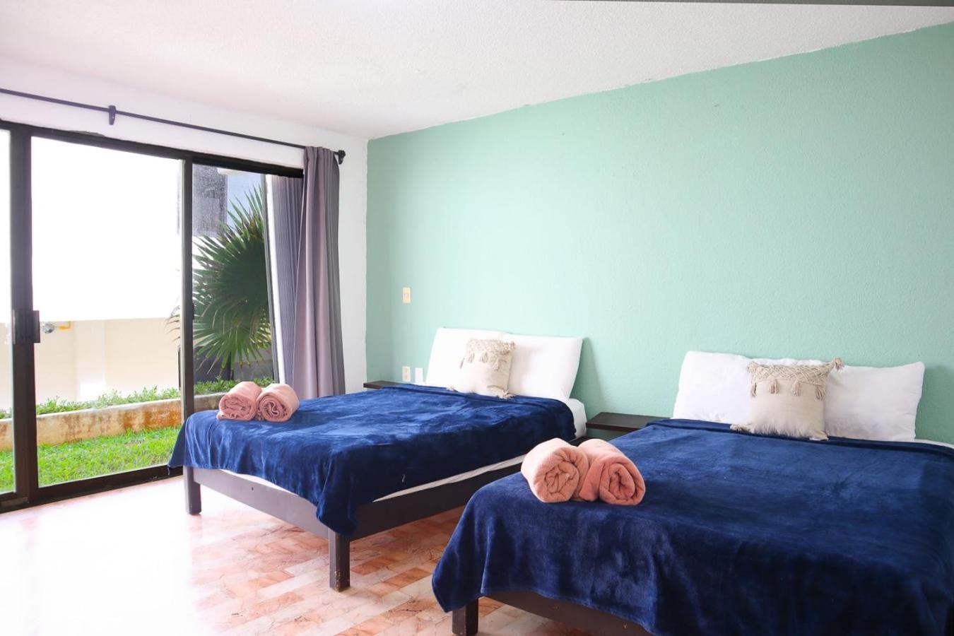 2 Stories, Partial View, 3 Queen Beds Cancún