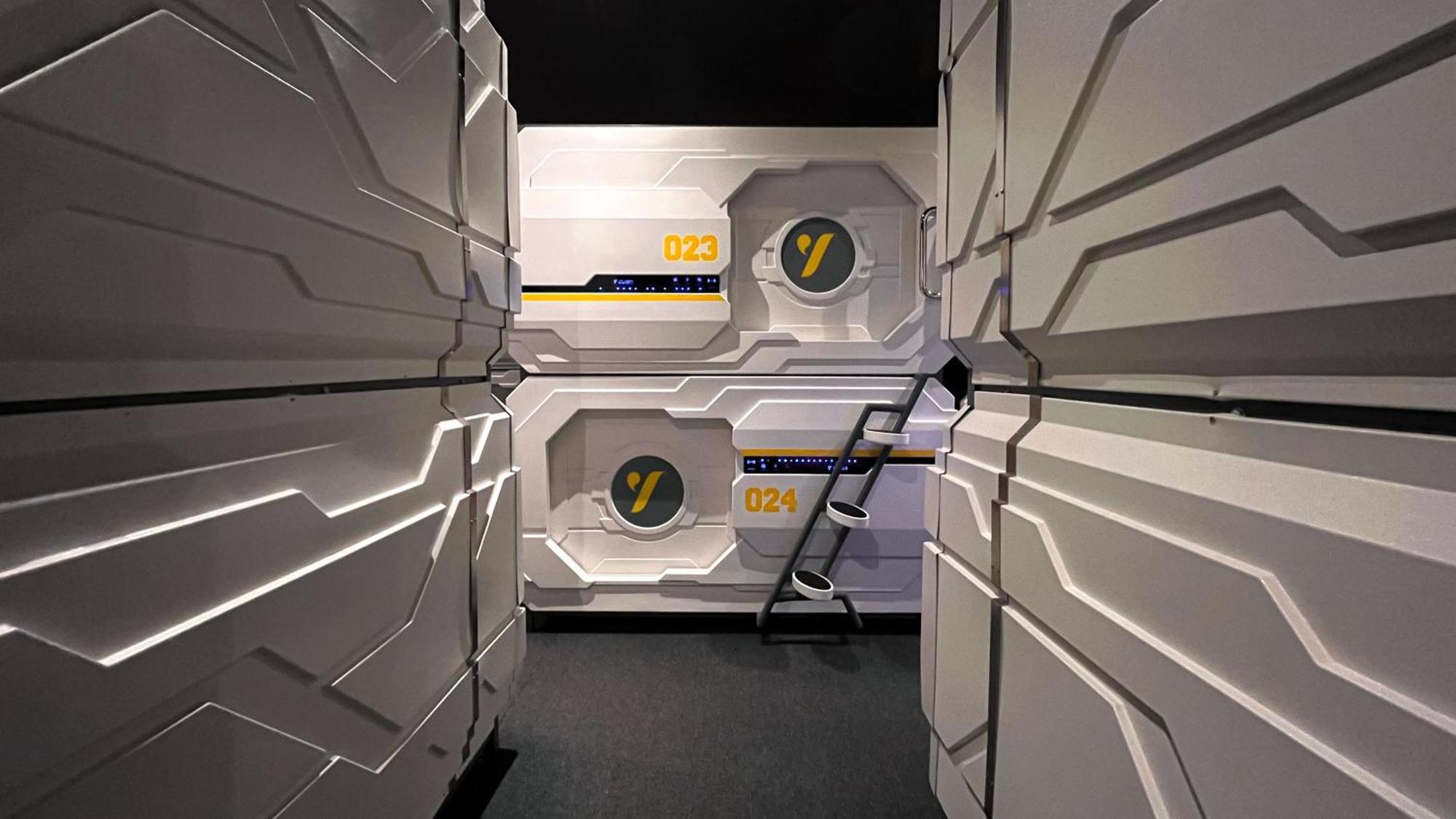 Hotel The Yellow Capsule Close To Airport