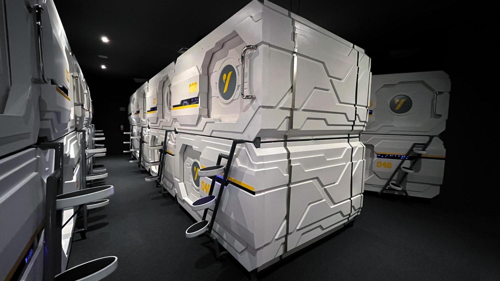 Hotel The Yellow Capsule Close To Airport 4*