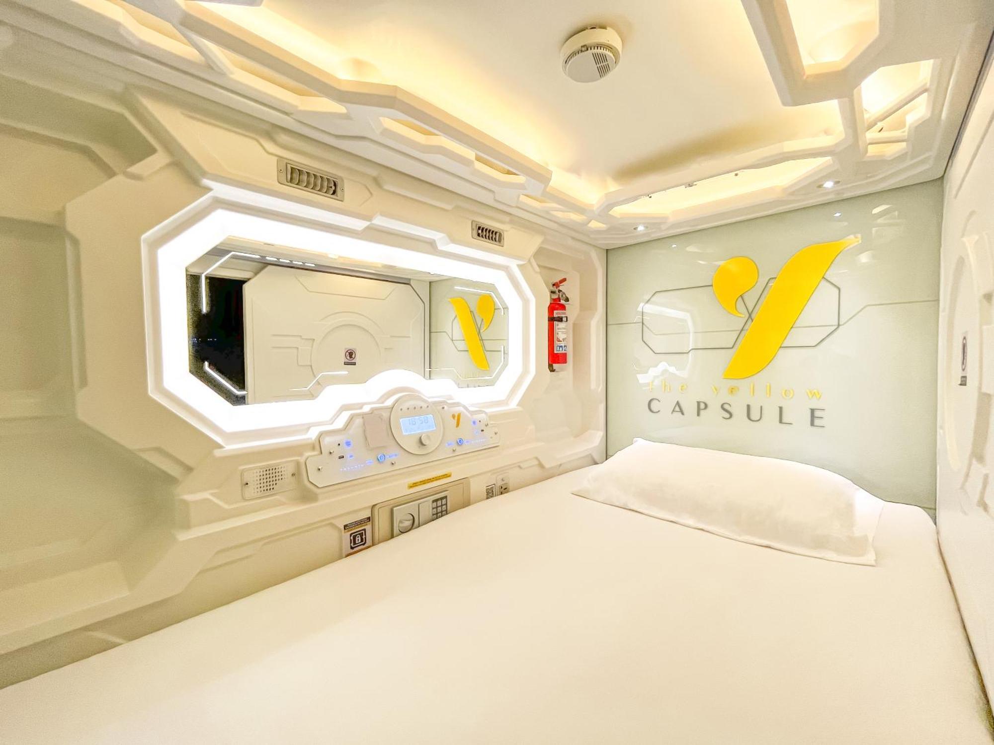 Hotel The Yellow Capsule Close To Airport 4*