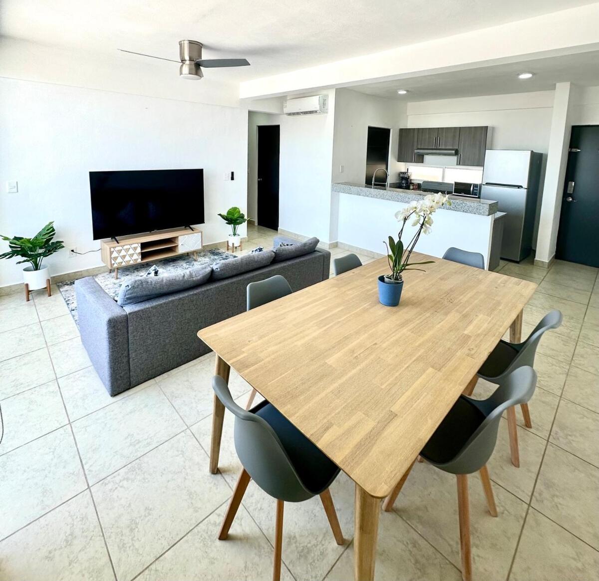 Modern, Downtown Apartment, 2br, 2bth, With Pool *