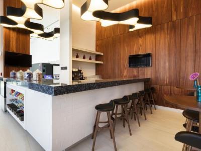 Hotel Hampton By Hilton Cumbres Cancún