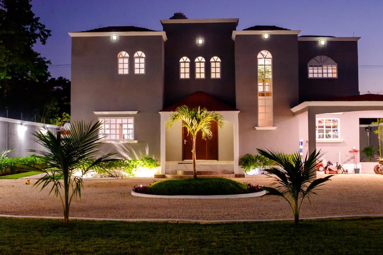Pensión Luxury Gray House *