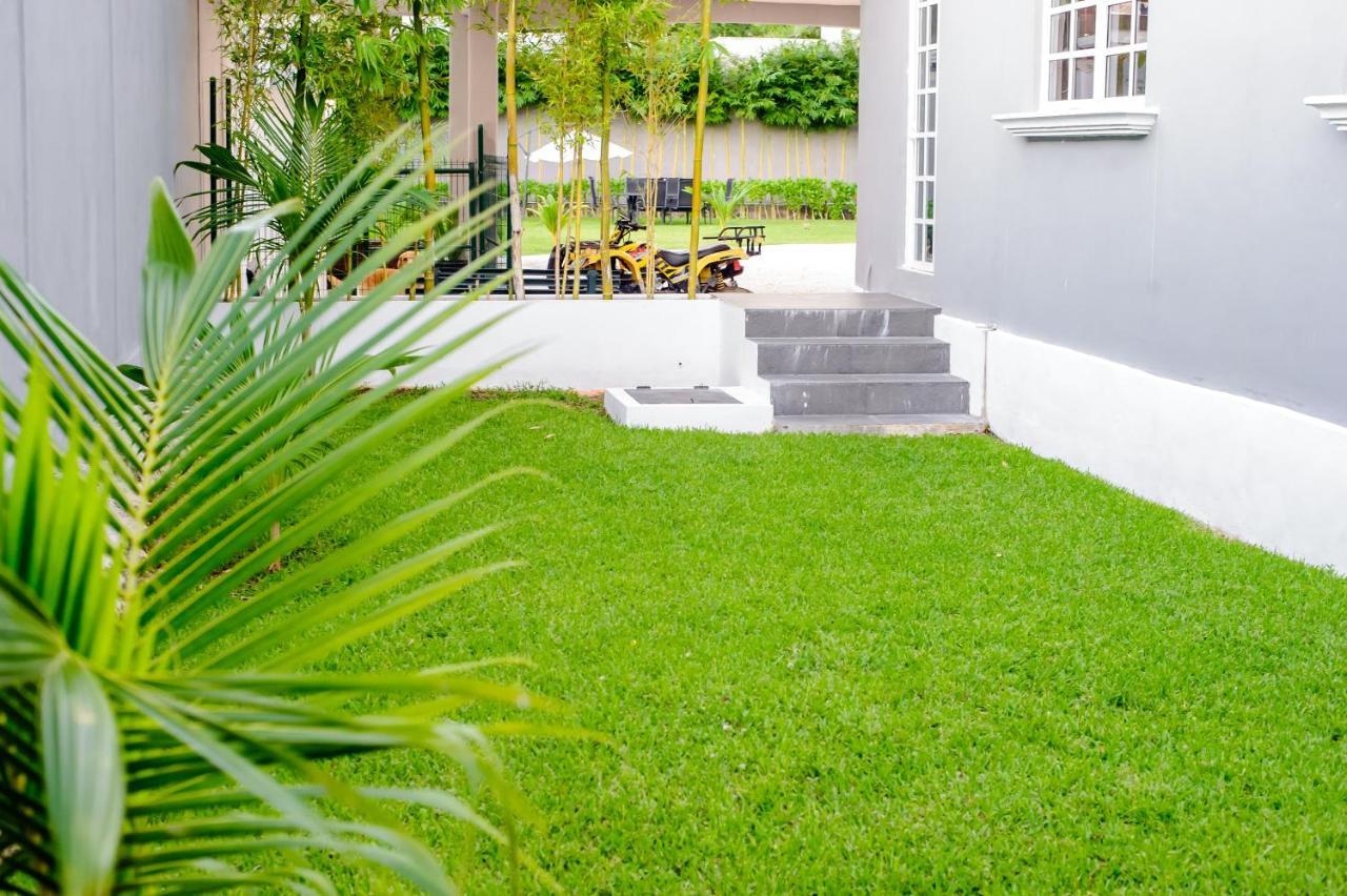 Pensión Luxury Gray House