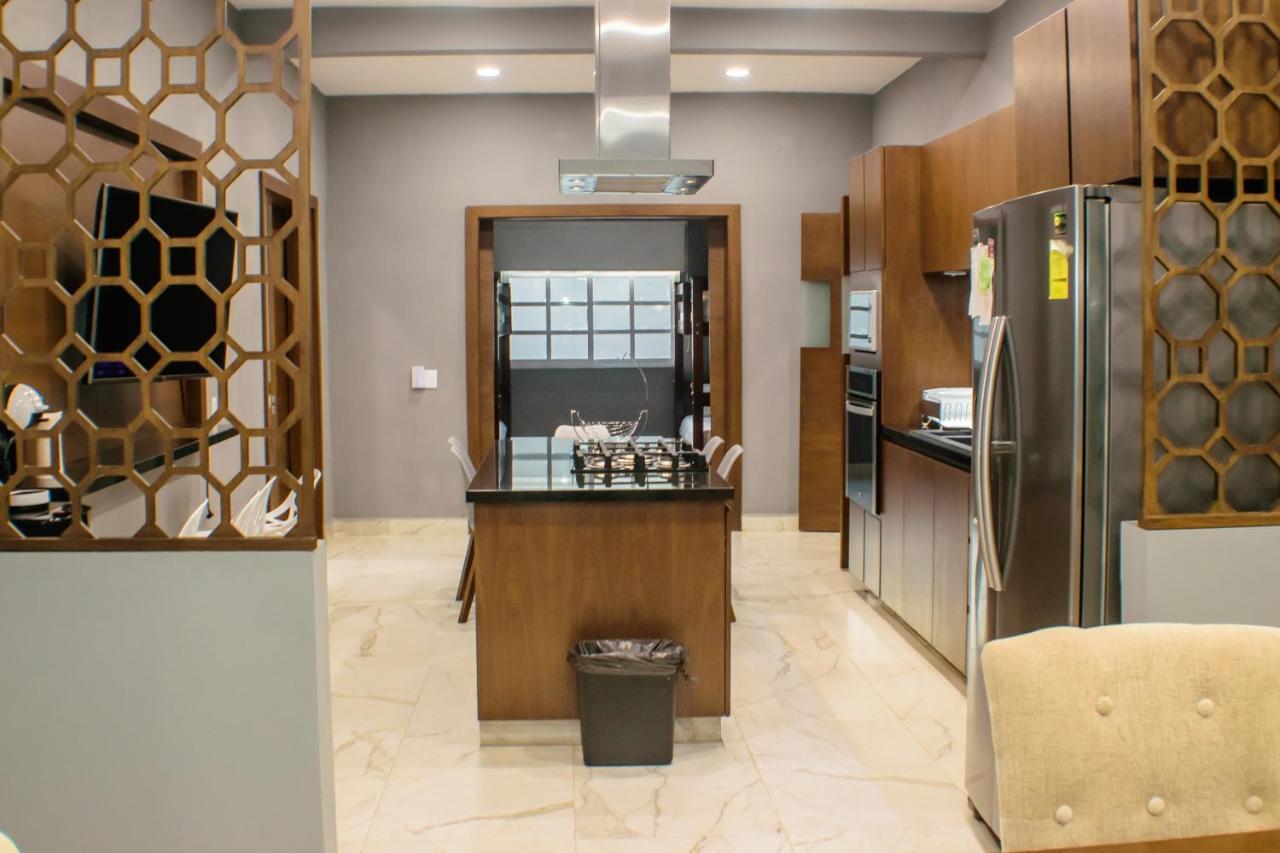 Pensión Luxury Gray House *