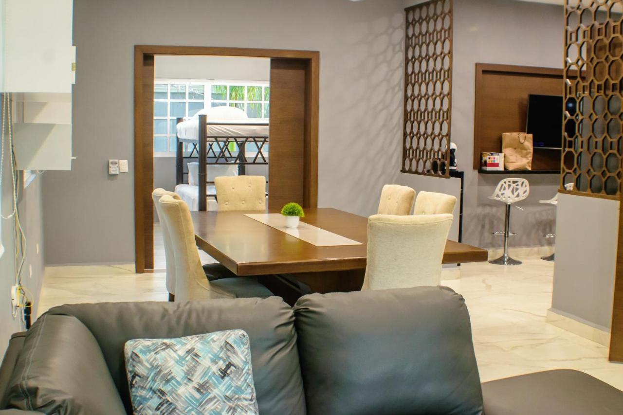 Pensión Luxury Gray House