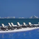 Punta Me Luxury Apartment Beach Front & Nice Sea View