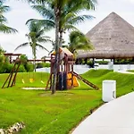 Punta Me Luxury Apartment Beach Front & Nice Sea View