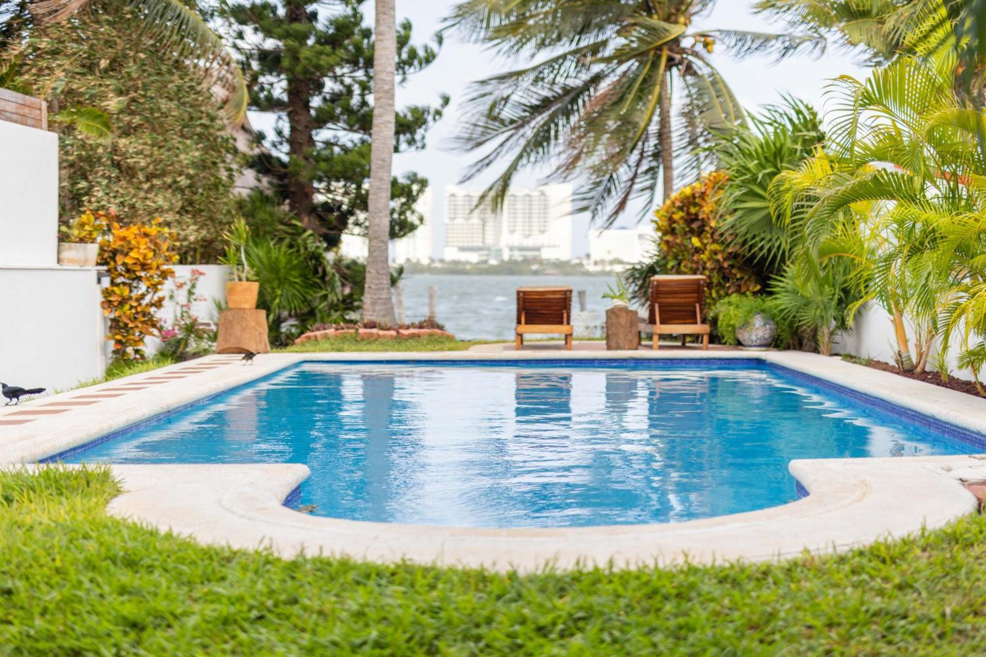 Villa Magnifica Palmeras Luxurious 4 Bedroom 6 Bds 4 Ba Private Pool Lagoon Front Super Fast Wifi