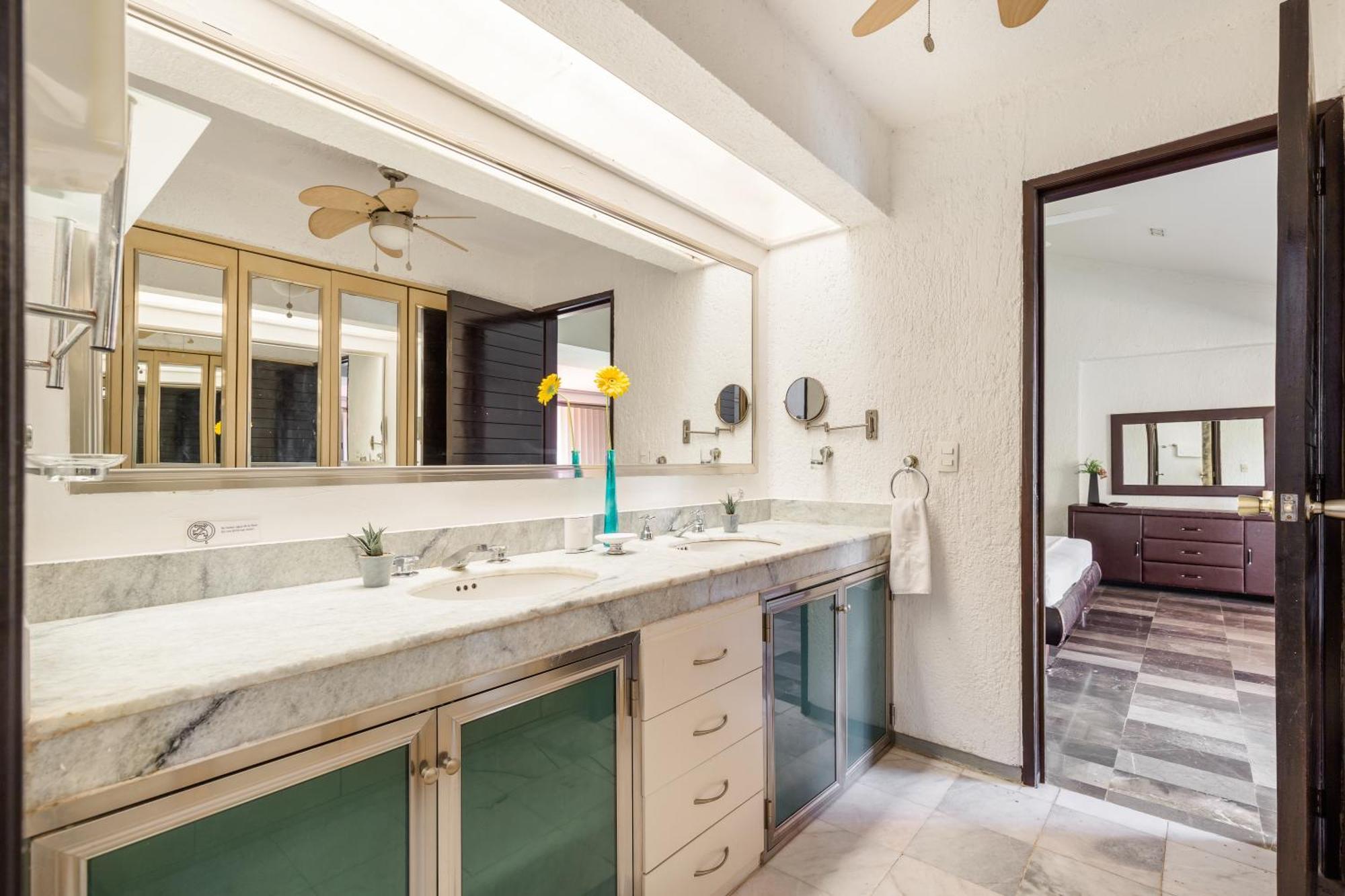 Apartamento Large House - Walking To - 10 Guests! *