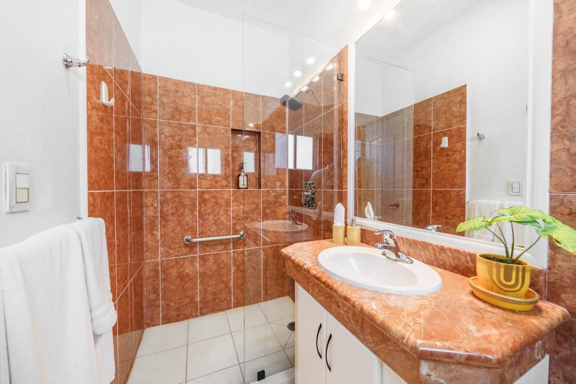 5 Bedroom Modern With Private Pool - Great Location Villa