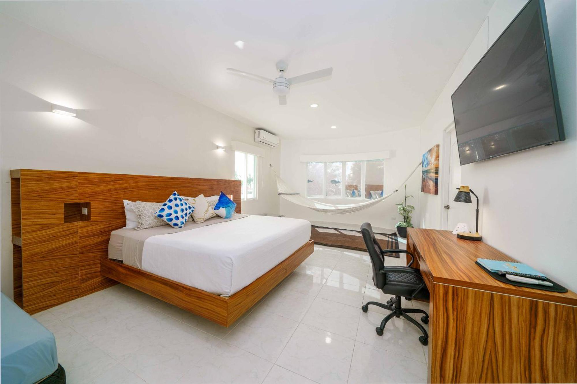 5 Bedroom Modern With Private Pool - Great Location Villa