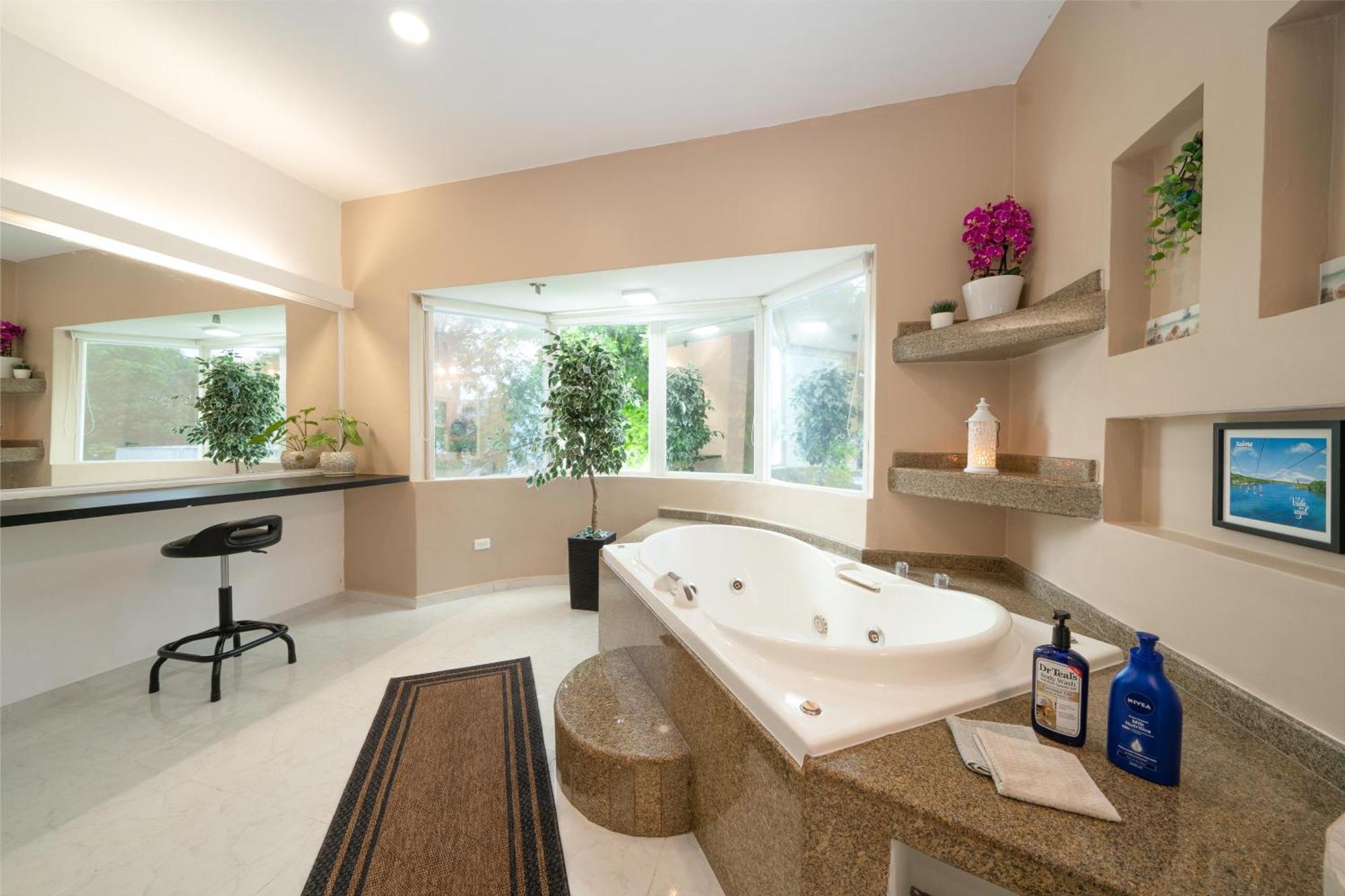 5 Bedroom Modern With Private Pool - Great Location *