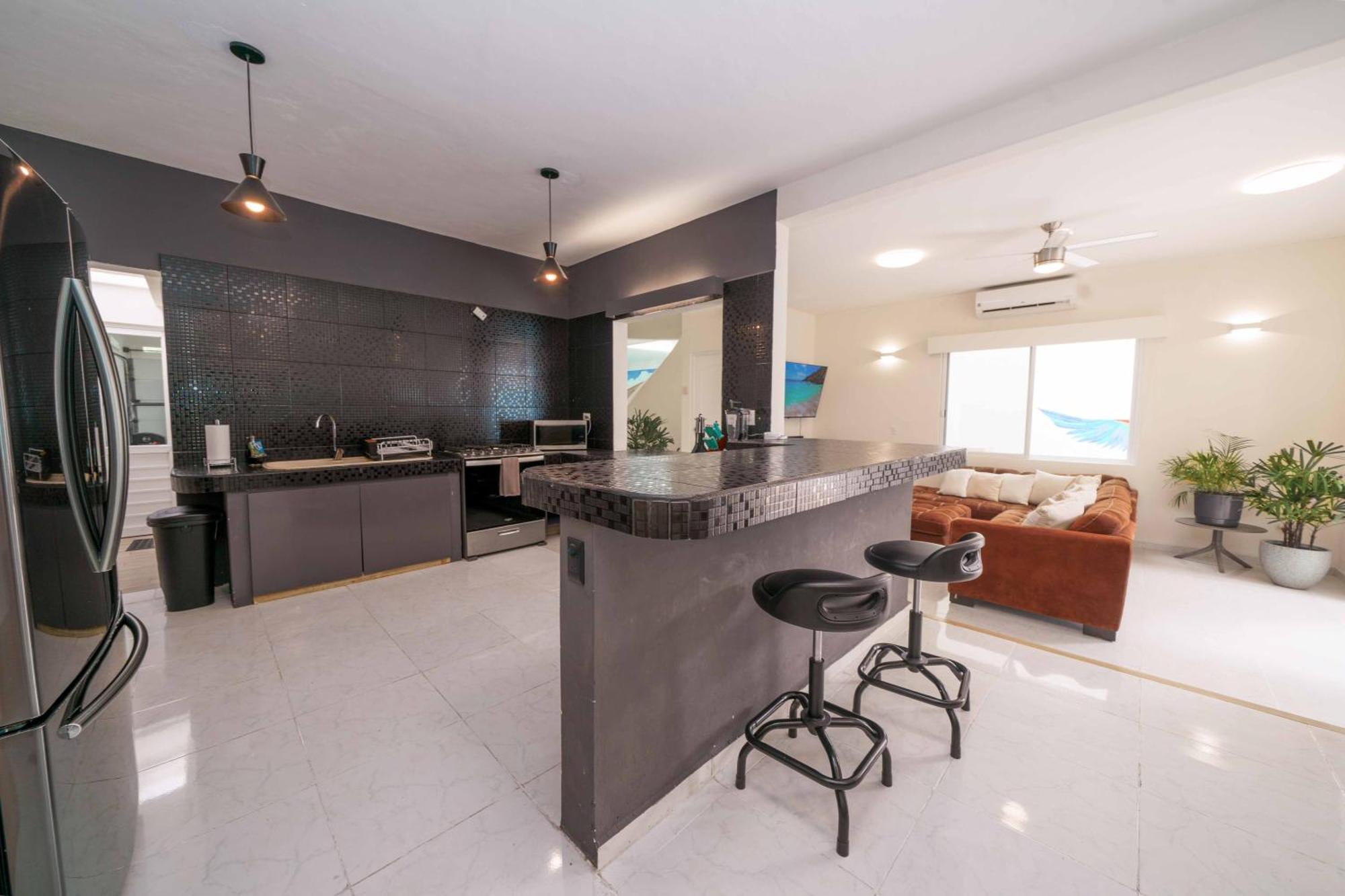 5 Bedroom Modern With Private Pool - Great Location *