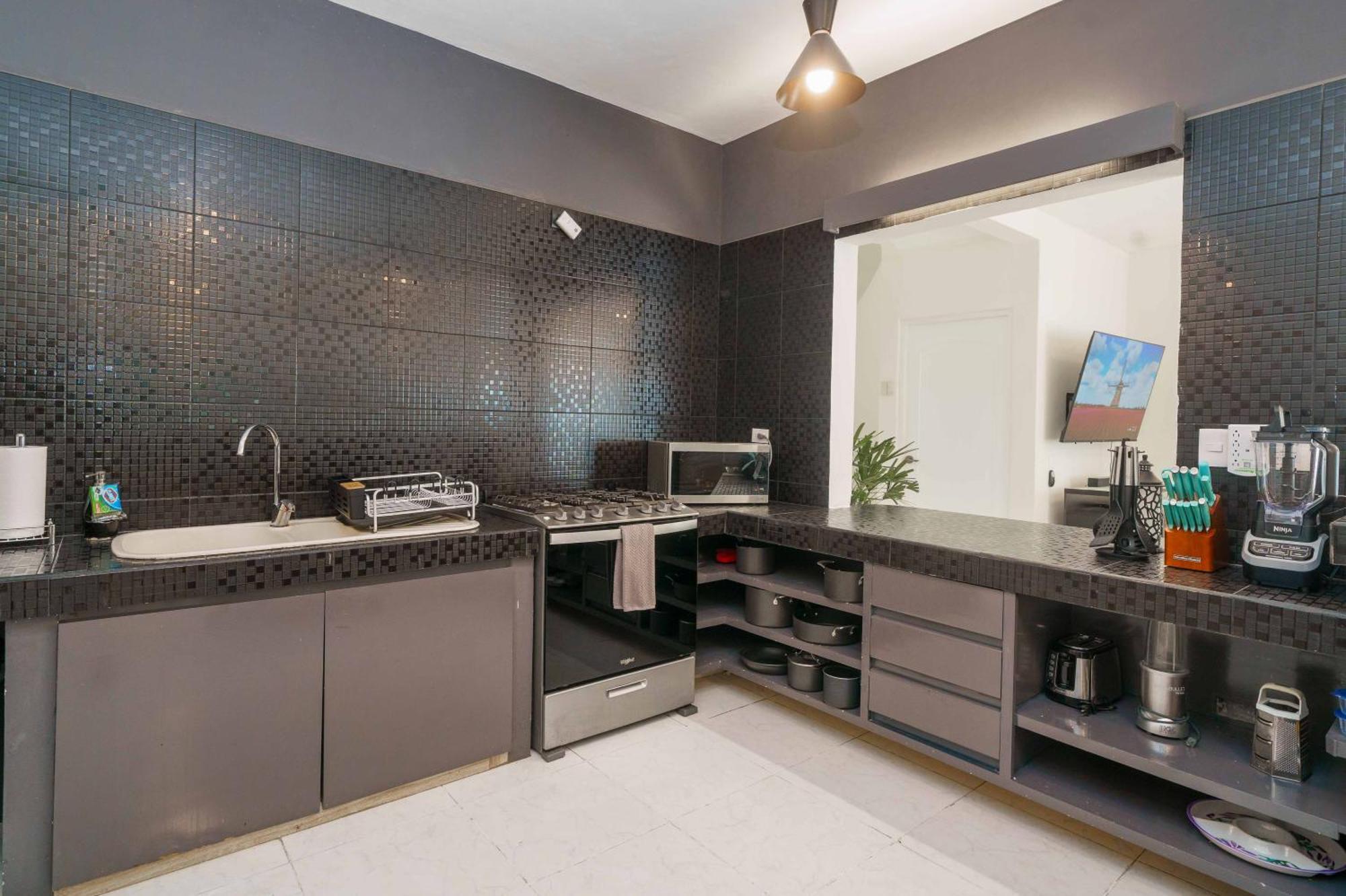 5 Bedroom Modern With Private Pool - Great Location *