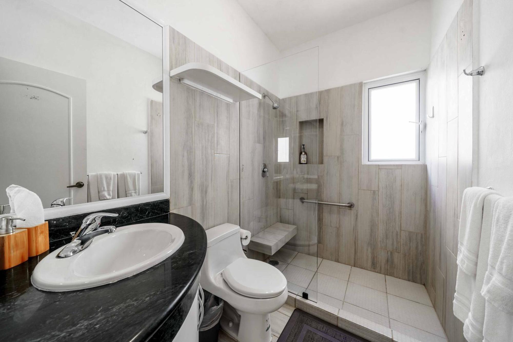 5 Bedroom Modern With Private Pool - Great Location Villa *