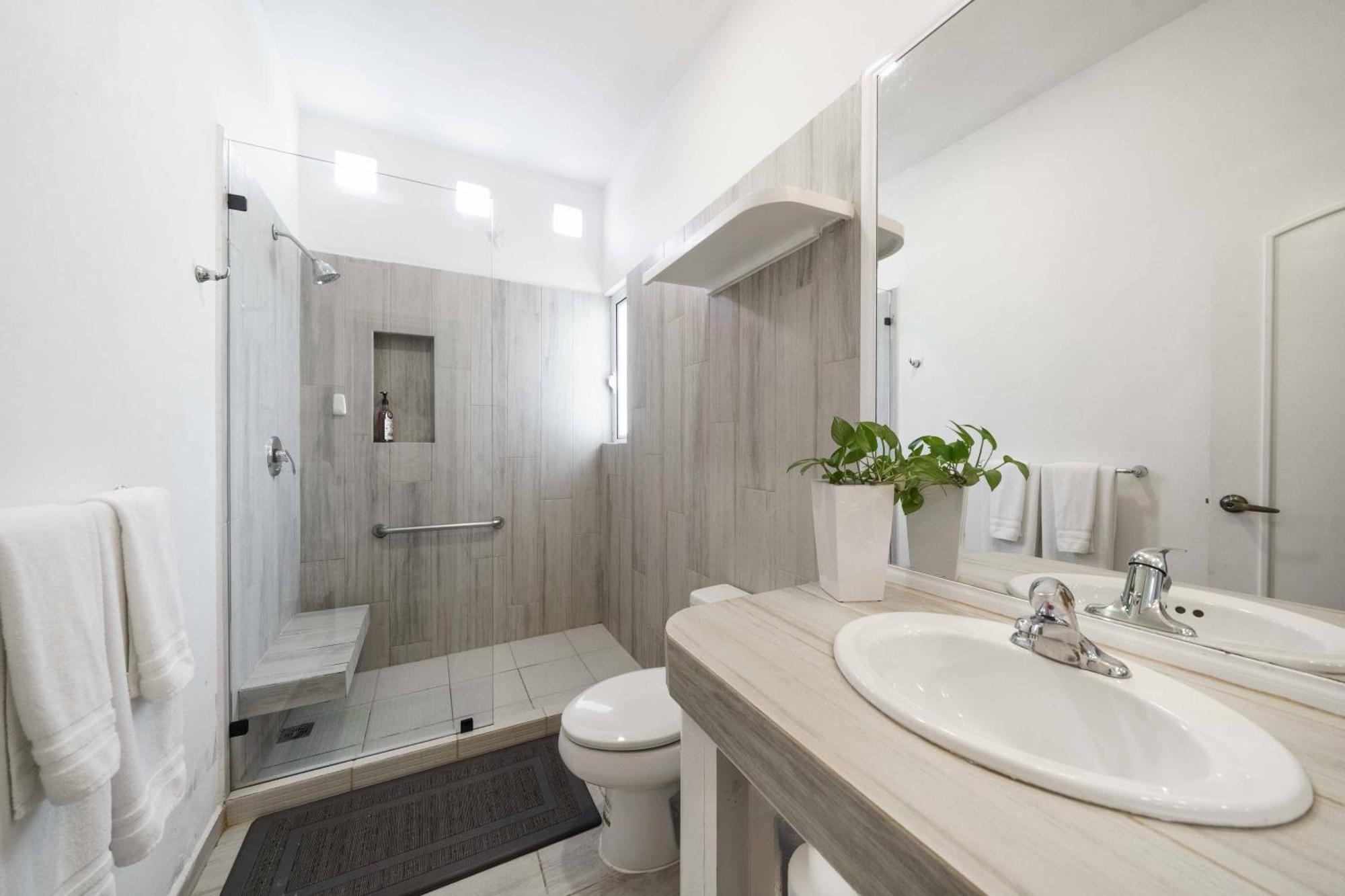 5 Bedroom Modern With Private Pool - Great Location *