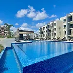 Tropical Modern Condo - Amazing Pool!