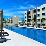Tropical Modern Condo - Amazing Pool!