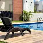 Casa Familiar Cerca De La Playa Con Terraza Privada