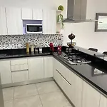 Casa Familiar Cerca De La Playa Con Terraza Privada