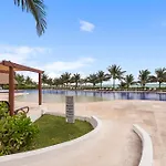 Spacious 3Bd Apartment With Pool & Beach In Cancun
