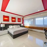 Luxury 4 Bedroom Penthouse With Private Jacuzzi Steps From Hotel Zone