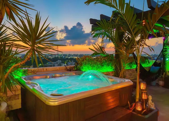 Luxury 4 Bedroom Penthouse With Private Jacuzzi Steps From Hotel Zone