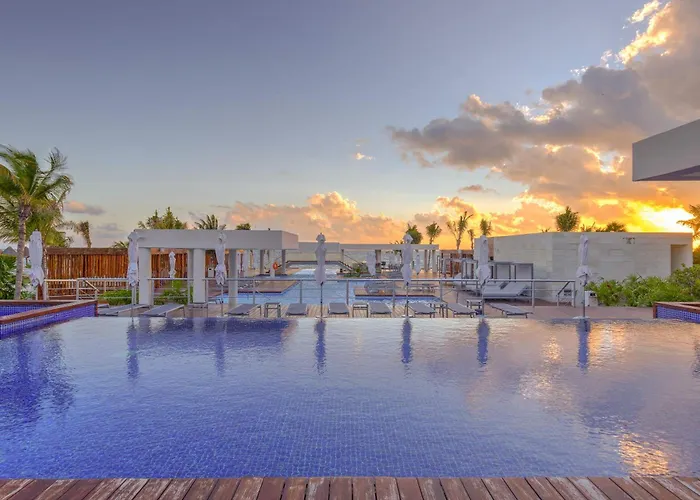 La Amada Residences Private Beach Getaway With Pools & Gym