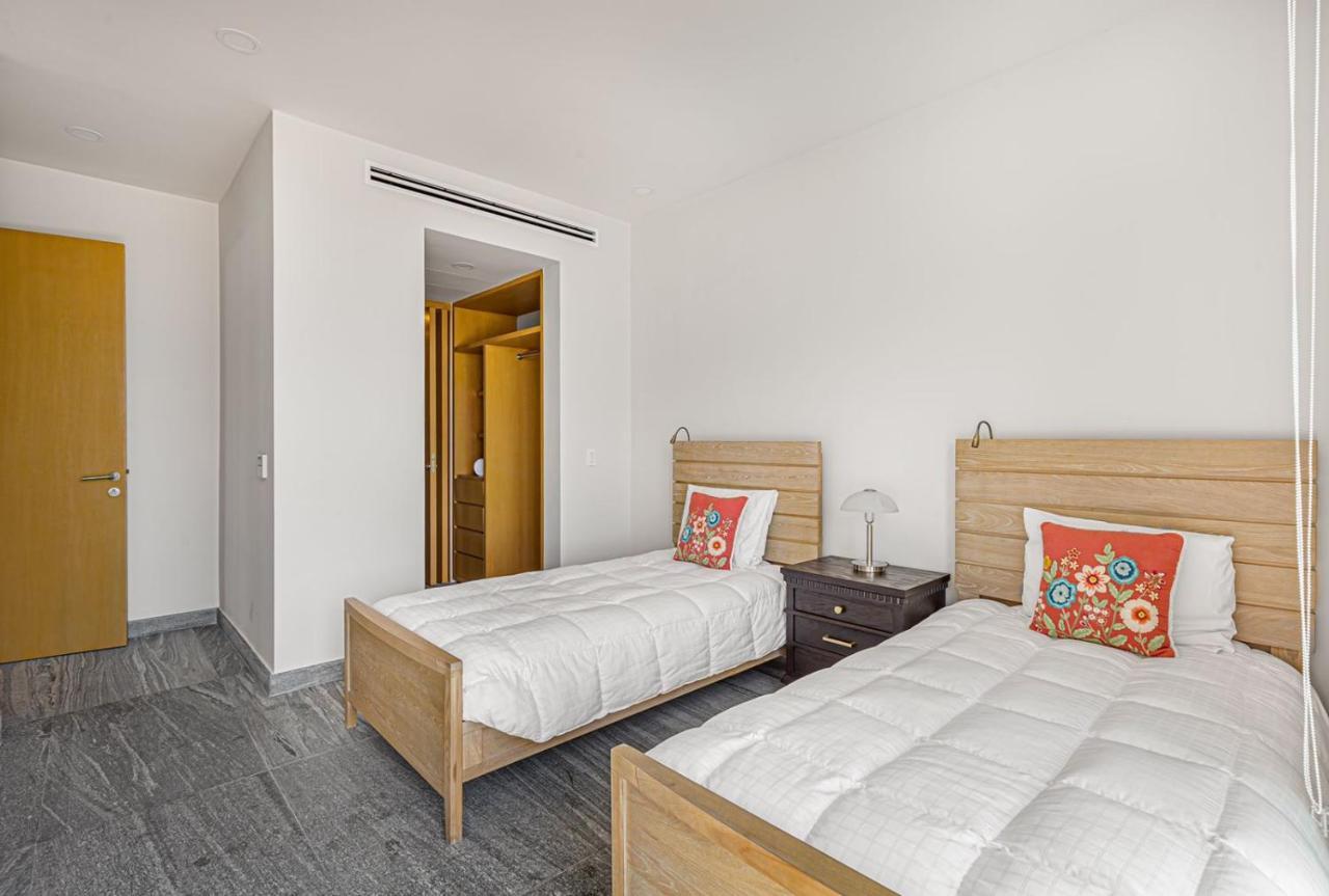 Luxury 3br Condo* Rooftop Pool, Near The *