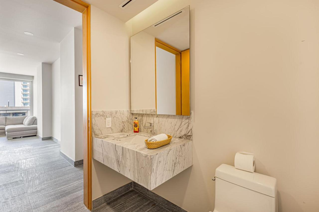 Luxury 3br Condo* Rooftop Pool, Near The *