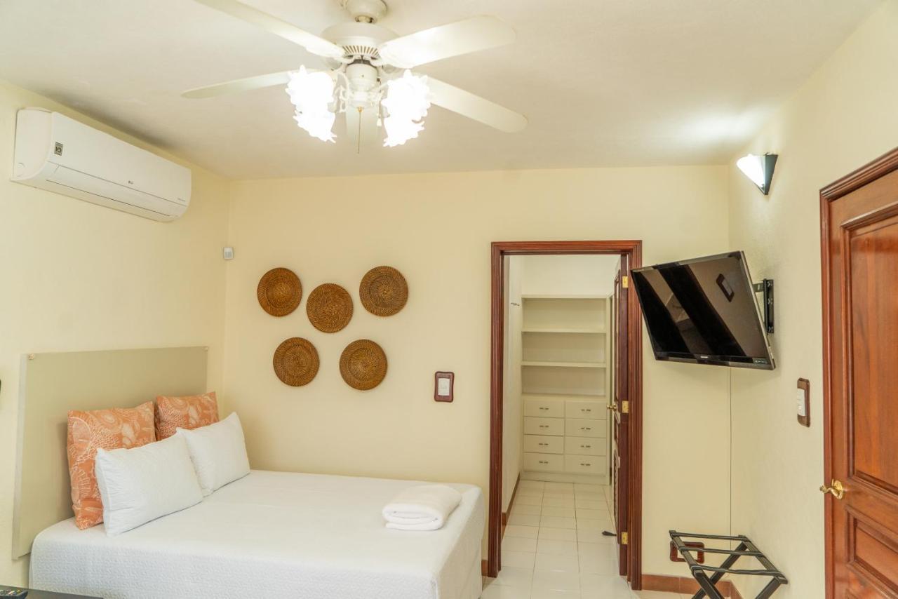 Villa Magnifica Palmeras Luxurious 4 Bedroom 6 Bds 4 Ba Private Pool Lagoon Front Super Fast Wifi *