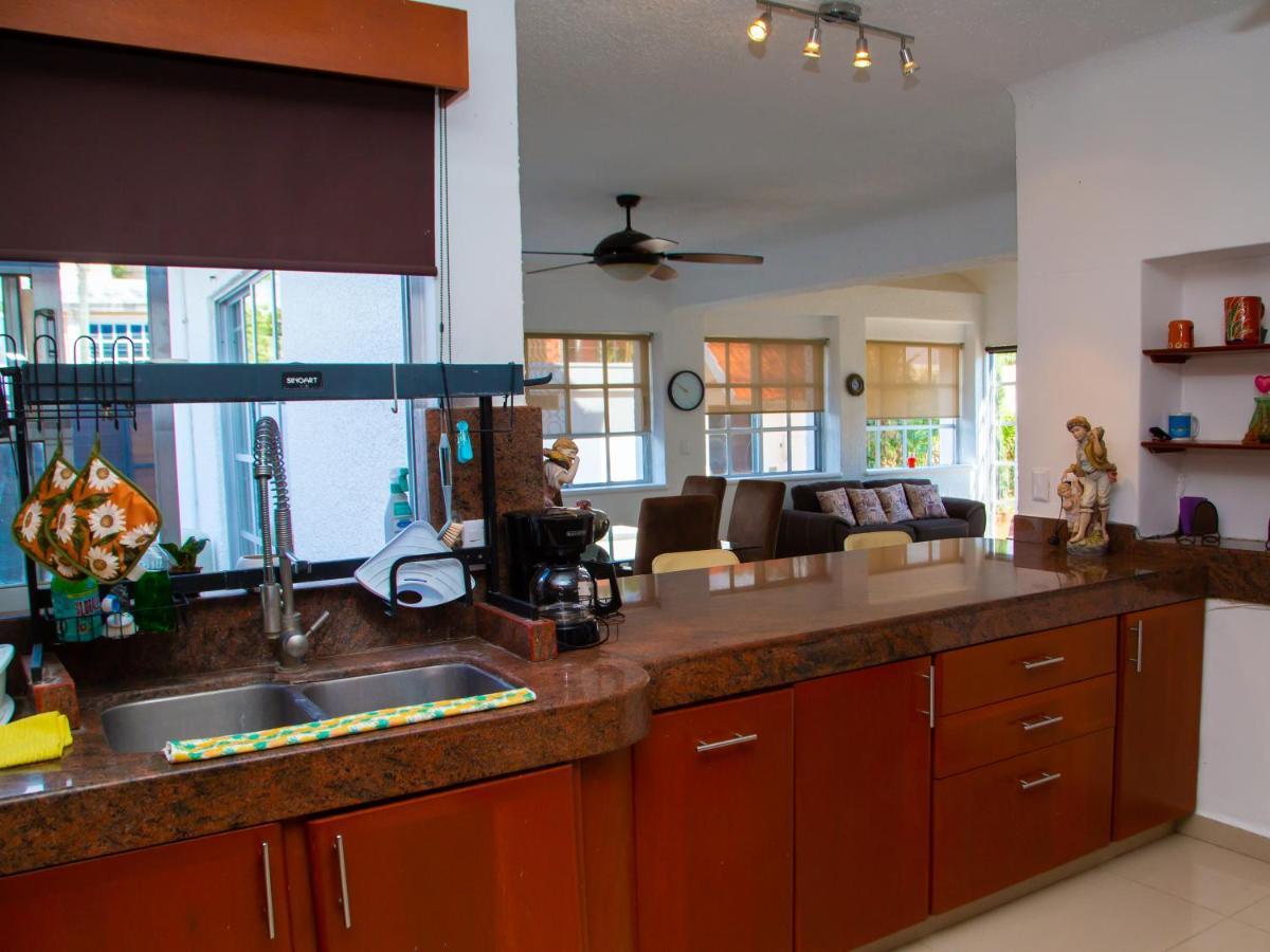 Hermosa Casa, En Renta Vacacional Con Piscina, A Tan Solo10 Minutos De La Playa, Cerca De Centros Comerciales, Restaurantes, Bares Y Supermercados * Cancún