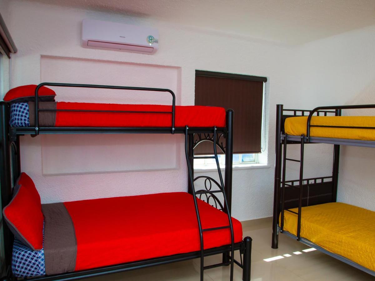Hermosa Casa, En Renta Vacacional Con Piscina, A Tan Solo10 Minutos De La Playa, Cerca De Centros Comerciales, Restaurantes, Bares Y Supermercados * Cancún