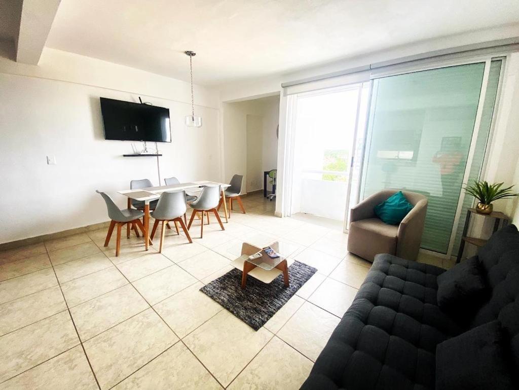 Exclusive Building 6 People 3 Cable Televisions 2 Swimming Pools Balcony, Сasa de vacaciones