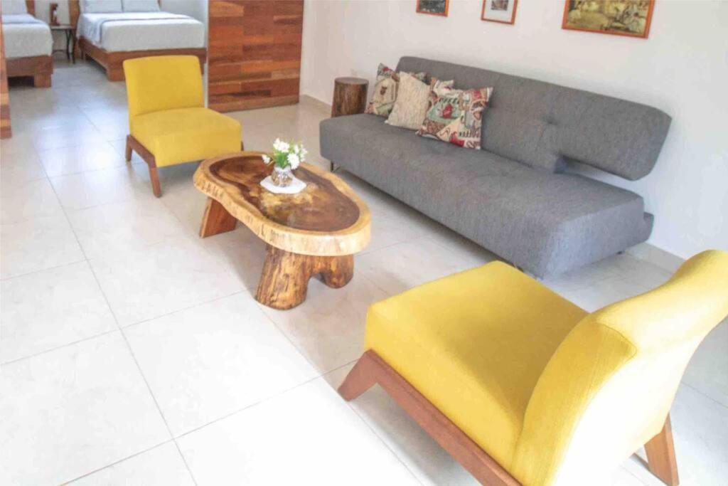 At Casa La Ceiba 2 - 4 Pax *