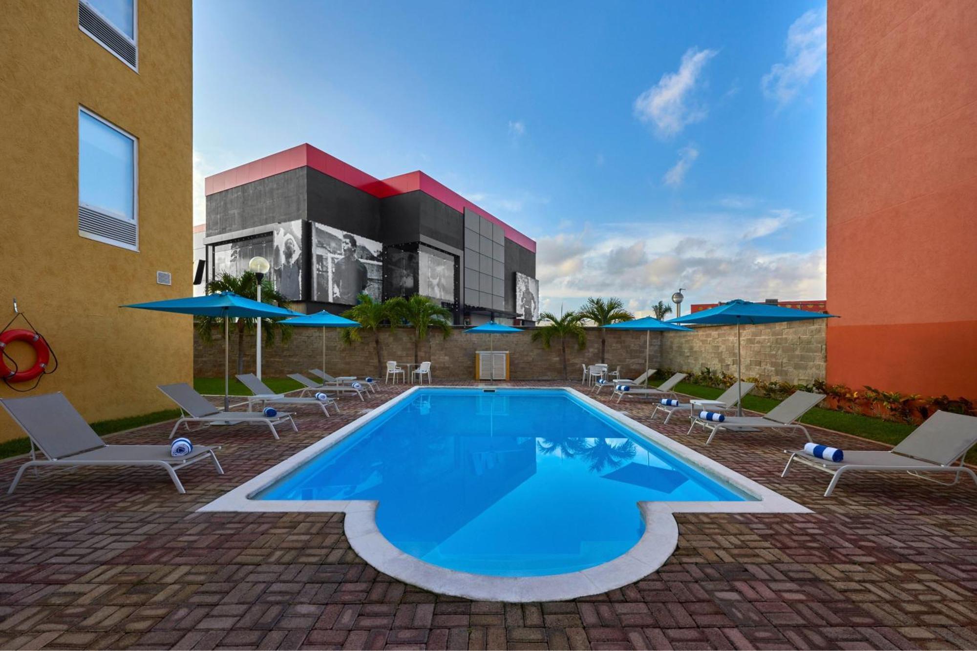 Hotel Express Junior By Marriott Cancún