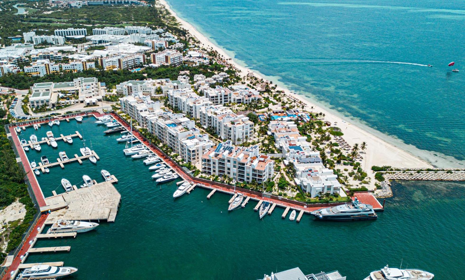 Beach Front Marina & Golf Luxe Playa Mujeres Cancún