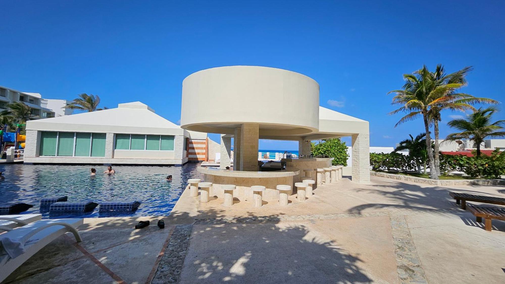 Front * Cancún