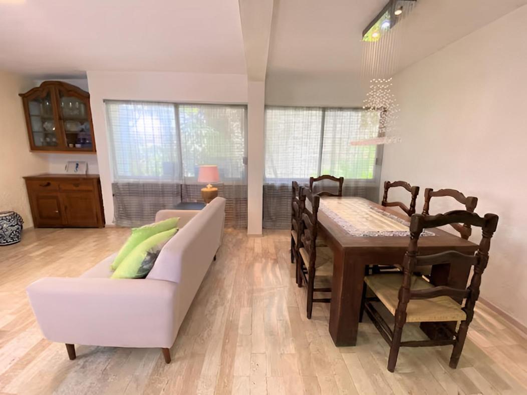Dentro De Un Departamento Muy Bien Ubicado *