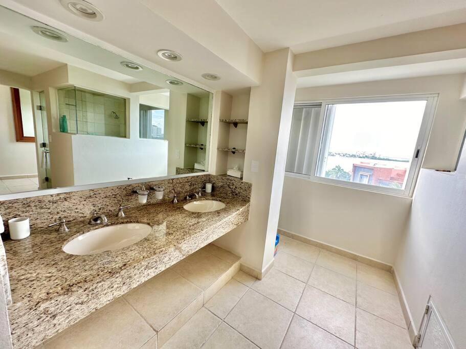 Deluxe Ocean View 3b With Great Location