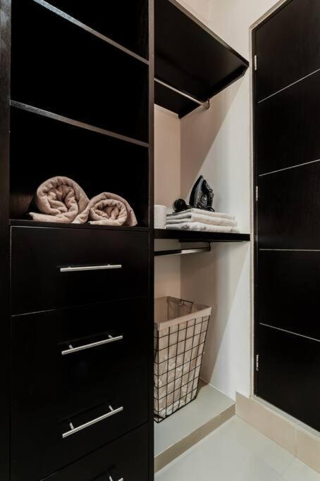 Stylish One Br Apt With Lagoon View In Dt
