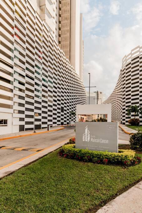 Stylish One Br Apt With Lagoon View In Dt Apartamento *