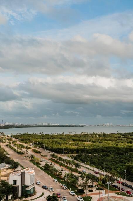 Stylish One Br Apt With Lagoon View In Dt