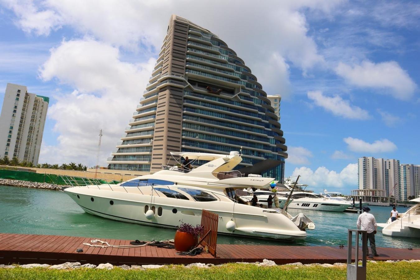 Modern With Balcony & Pool, Marina Puerto Apartamento Cancún