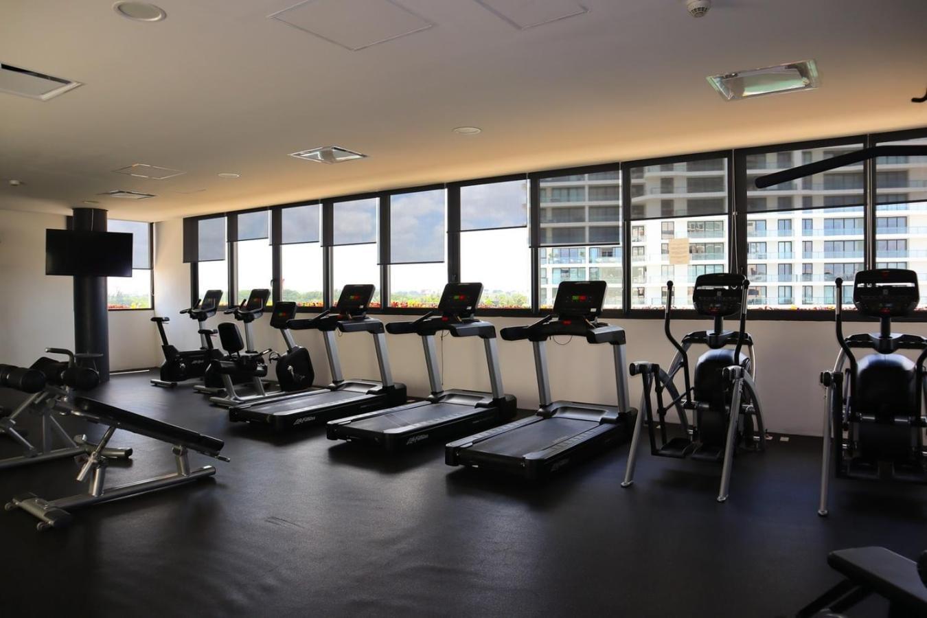 Modern With Balcony & Pool, Marina Puerto Apartment Cancun